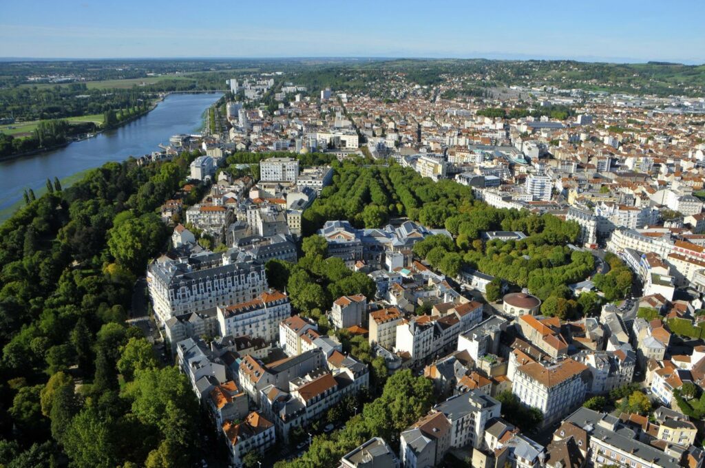 Photo vue du dessus du paysage urbain de Vichy, Auvergne-Rhône-Alpes