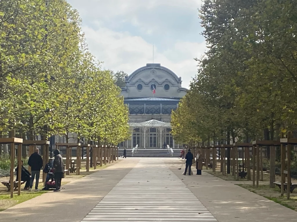 Façade d’un immeuble historique à Vichy, ville thermale